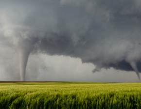 Tornado szaleje w Kansas WIDEO